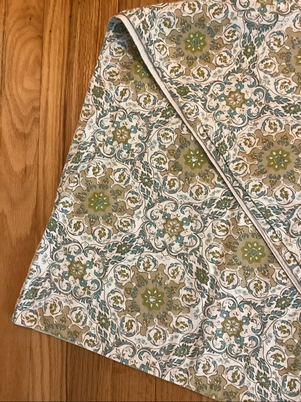 Pottery Barn 100% cotton table runner 18 x 108 inches